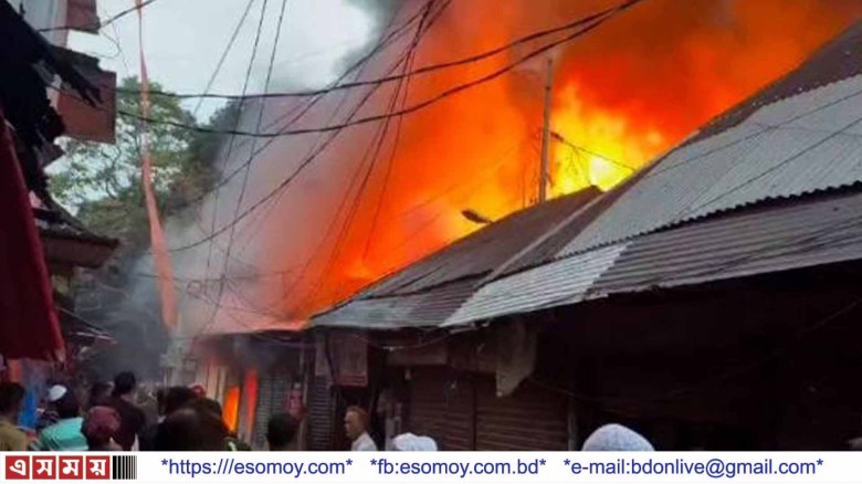 নরসিংদীর মাধবদী বাজারে প্রায় শতাধিক দোকান আগুনে পুড়ে ছাই।