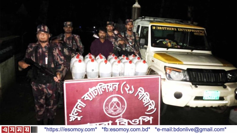 শার্শা'র সীমান্তে ভারতীয় চিংড়ির রেণু পোনাসহ আটক ১।