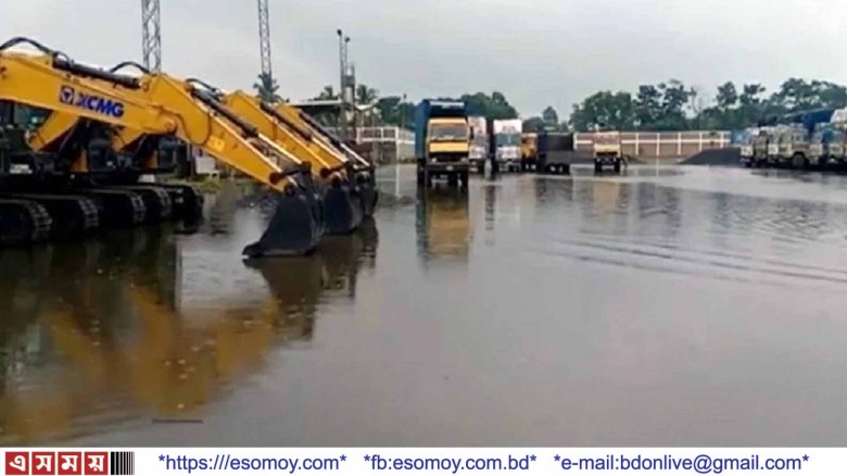 পানি নিষ্কাশনের অভাবে বেনাপোল বন্দরে জলাবদ্ধতার সৃষ্টি।