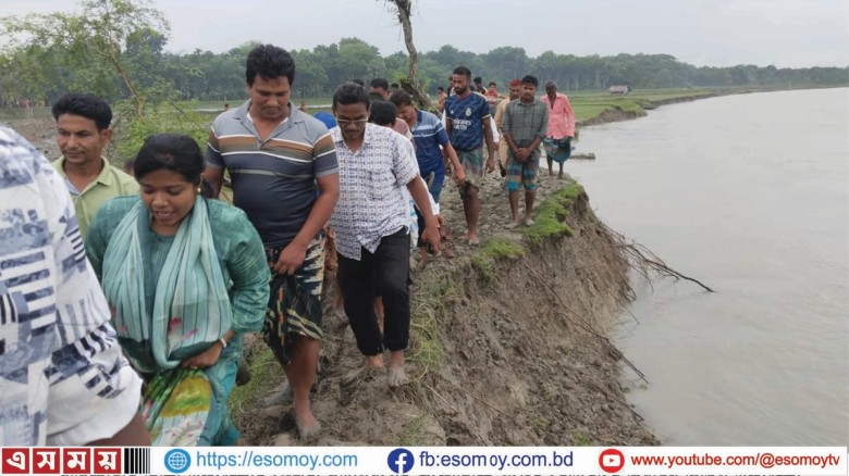 তালায় ভাঙ্গন ঠেকাতে গ্রামবাসির নিজেদের অর্থায়নে বেড়িবাঁধ নির