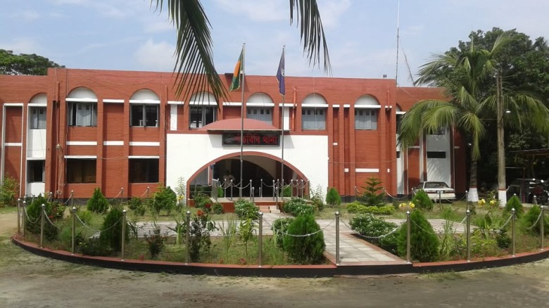 পাঁচবিবিতে ট্রাক চাপায় প্রাণ গেল ভ্যান চালকের।