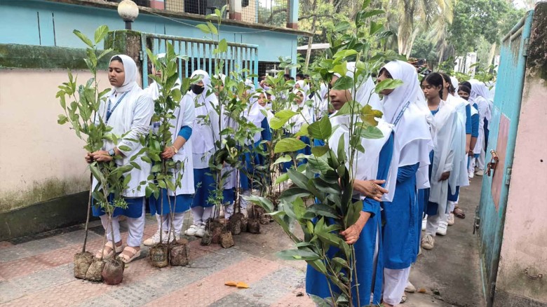 হিলিতে ২২টি বিদ্যালয়ের ৯৫০জন ছাত্র ছাত্রীদের মাঝে ফলজ ও ওষধি
