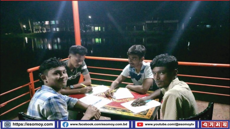 রাতে আড্ডা দেওয়া চার ছাত্রকে ডেকে নিয়ে পড়তে বসালেন ইউএনও।...