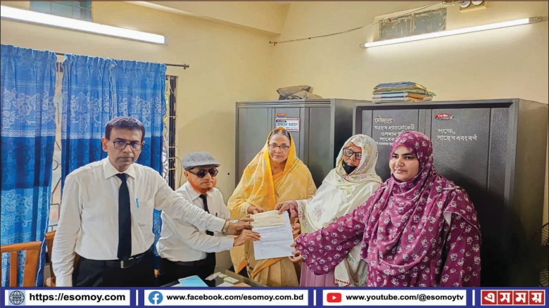 চাঁপাইনবাবগঞ্জে প্রয়াত আইনজীবীর নমিনিদের মাঝে ২০ লাখ টাকার চ