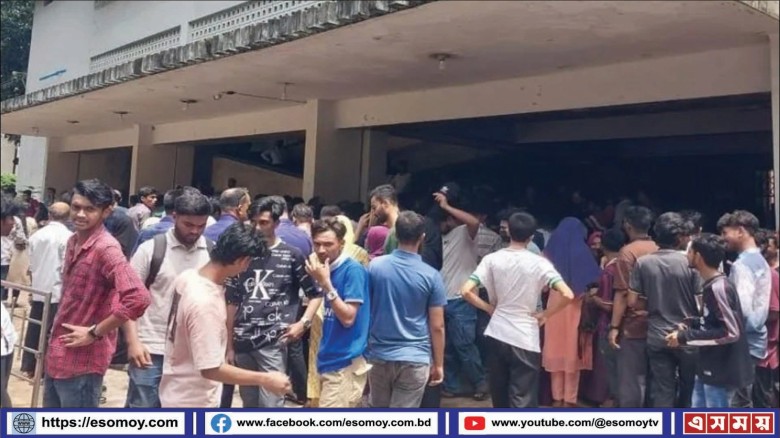 শিক্ষা উপদেষ্টা-সচিবের পদত্যাগ দাবিতে যশোর শিক্ষাবোর্ড ও ডিস