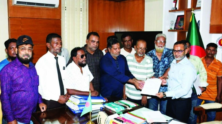 যশোরে বৈদ্যুতিক সঞ্চালন লাইন স্থাপন বন্ধের দাবিতে স্মারকলিপি