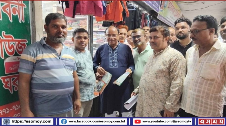 বিএনপির গণসংযোগ কার্যক্রমে লিফলেট বিতরণ।