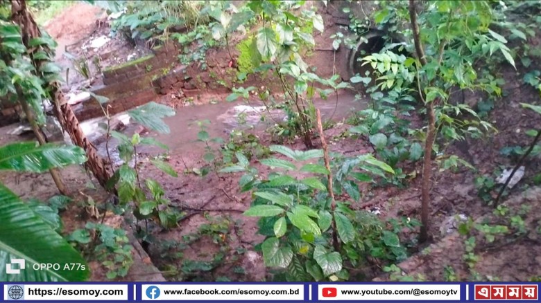 ঝিকরগাছায় বসত বাড়ির সামনে সরকারী কালভার্ট বন্ধ করে দেওয়ার অভিযোগ।...