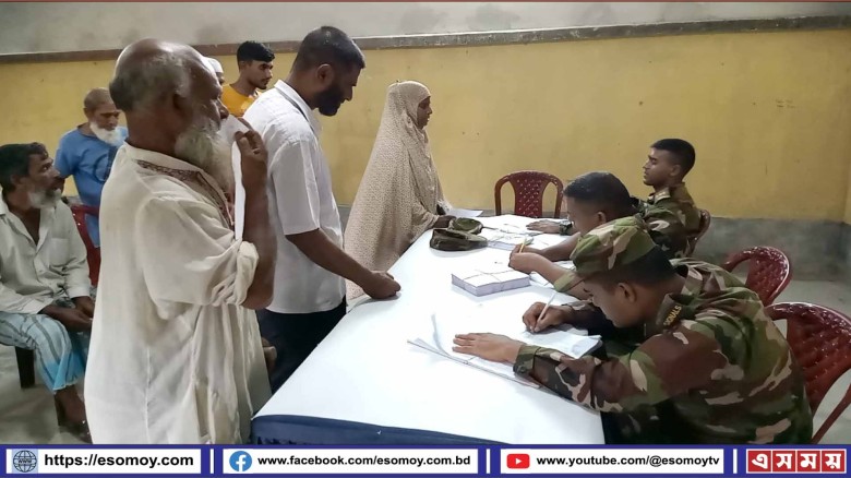 জয়পুরহাটে সেনাবাহিনীর বিনামূল্যে চিকিৎসা সেবা।