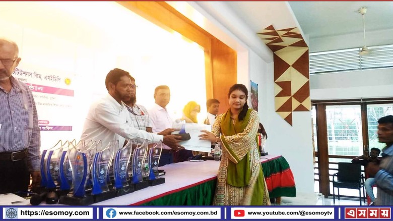 খুলনা বটিয়াঘাটায় মাধ্যমিক ও উচ্চ মাধ্যমিক পর্যায়ে পুরস্কার বিতরণী অনুষ্ঠান অনুষ্ঠিত।...