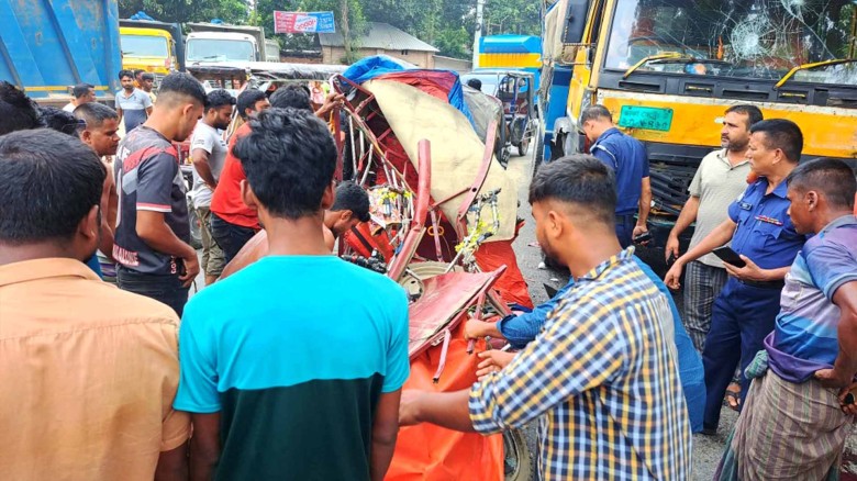 গোবিন্দগঞ্জে ট্রাক চাপায় নিহত ৩।