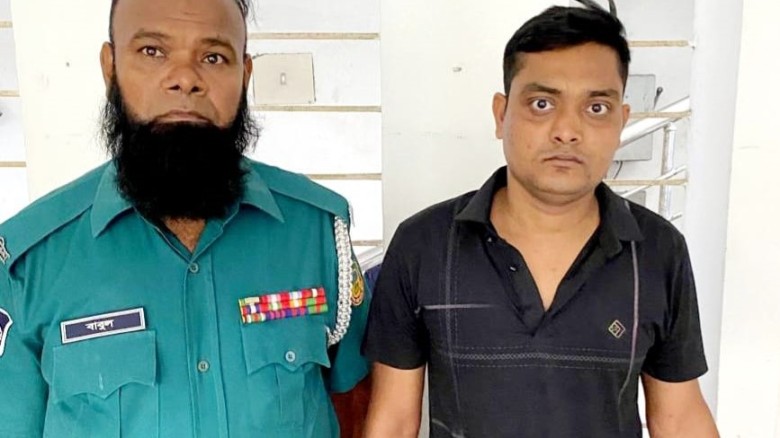 গাজীপুরে ভুয়া পুলিশ পরিচয়ে প্রতারক আটক।