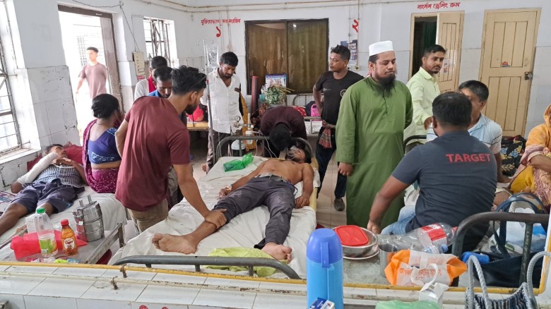 নড়াইলে সড়ক দুর্ঘটনায় স্কুলছাত্র নিহত, আহত ৬।