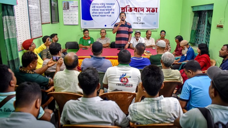 সাংবাদিকের সাথে অ্যাড. গৌতম কুমারের অশোভন আচরণ।