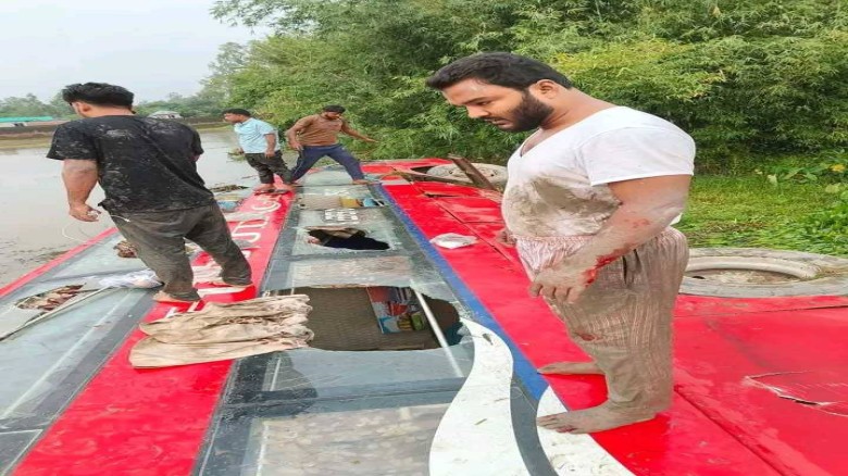 দিনাজপুরে যাত্রীবাহীবাস দুর্ঘটনায় গণঅধিকার পরিষদের ফারুক হোস