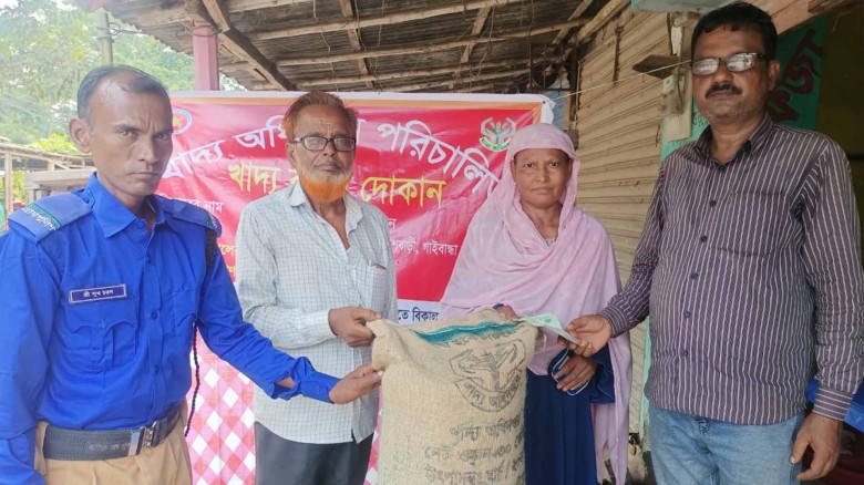 পলাশবাড়ীর মনোহরপুরে খাদ্যবান্ধব কর্মসূচির শুভো উদ্বোধন।