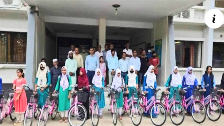 শার্শায় শিক্ষার্থীদের মাঝে উপজেলা প্রশাসনের সাইকেল বিতরণ।