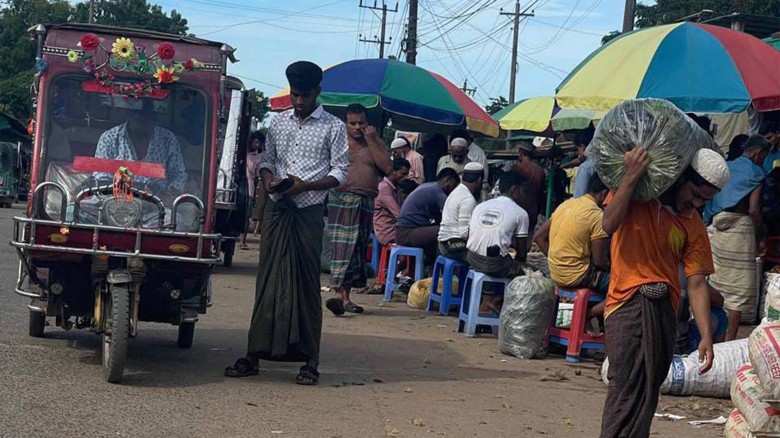 বালুখালীতে মহাসড়ক দখল করে বসে বাজার।