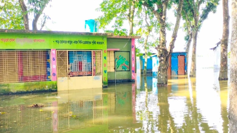 শার্শার বাহাদুরপুর ইউনিয়নে ভারতীয় পানির চাপে প্রাইমারি স্কুল