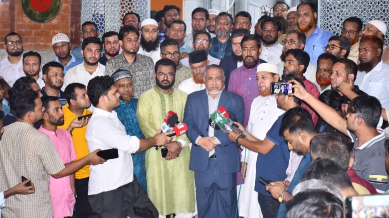 নুরুল হক নুরকে দেখতে ঢাকা মেডিকেলে জামায়াত নেতা তাহের।...