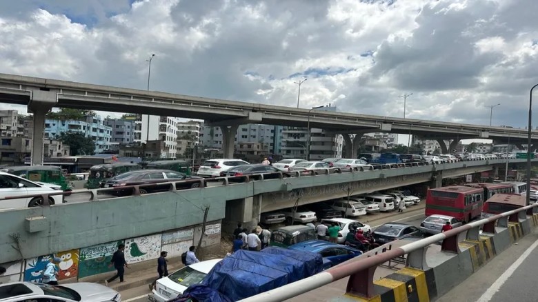 কুড়িলে গার্মেন্টস শ্রমিকদের সড়ক অবরোধ, রাজধানীতে তীব্র যানজট
