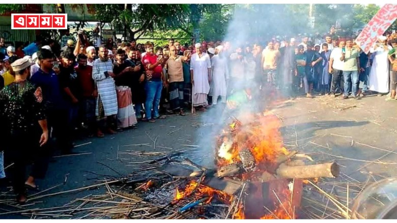 রাজবাড়ীতে ভণ্ড পীরের কবর থেকে লাশ তুলে  আগুনে পুড়িয়ে দিয়েছে জনতা।...