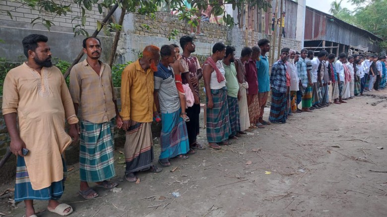 ঘিওরে চাঁদাবাজির প্রতিবাদে এলাকাবাসীর মানববন্ধন