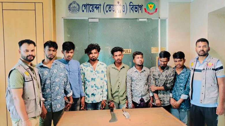 ডাকাতির প্রস্তুতিকালে দেশীয় অস্ত্রসহ সাতজনকে গ্রেফতার করেছে 