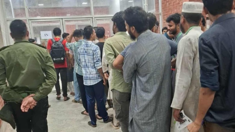 জাকসু নির্বাচন, বেলা বাড়ার সঙ্গে বাড়ছে ভোটারদের উপস্থিতি