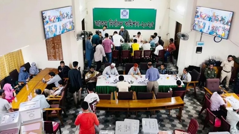জাকসুর ভোট গণনা শেষ, শিক্ষার্থীরা অপেক্ষায় ফলাফলের”