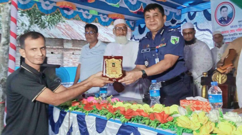 বগুড়ায় নিরাপদ সড়কের দাবিতে জনসভা ও সম্মাননা প্রদান।