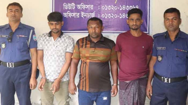 যশোরে অস্ত্রসহ সন্ত্রাসী আটক।