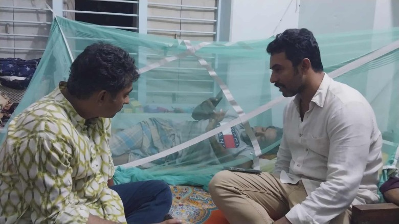 ডেঙ্গু আক্রান্ত আলমগীর আলমকে দেখতে নারায়ণগঞ্জ গণসংহতি'র নেতৃ