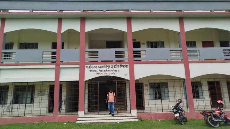 মব সৃষ্টি করে নড়াইলের ভবানীপুর স্কুলের প্রধান শিক্ষক ও  সহকা