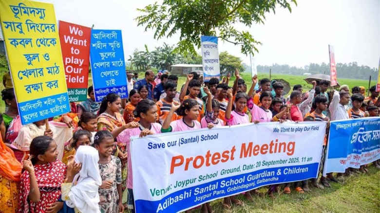 গোবিন্দগঞ্জে স্কুল ও খেলার মাঠ দখলের প্রতিবাদে সাঁওতালদের সম