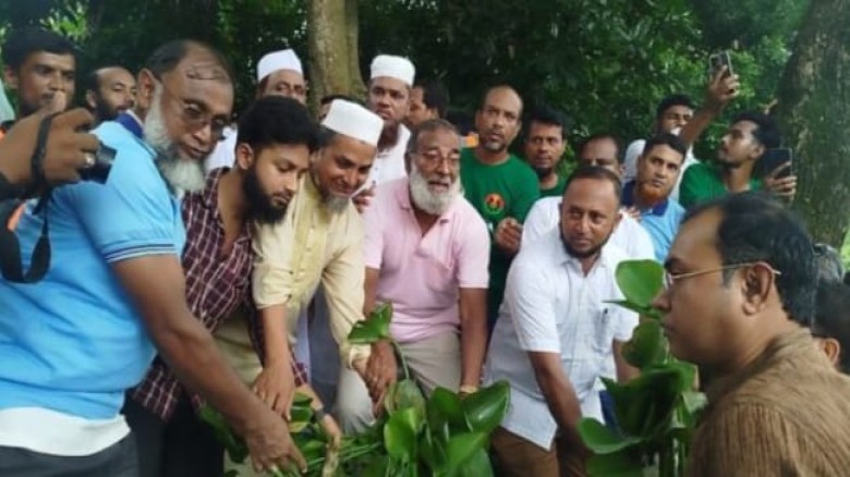 নেত্রকোনায় ধলাই নদীর কচুরিপানা পরিষ্কারে পৌরসভার অভিযান।