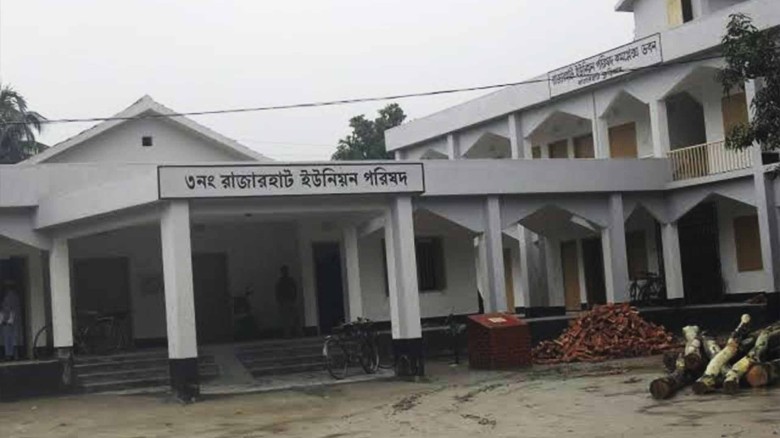 দুস্থ-অসহায় তালিকায় সচ্ছল পরিবারের নারীদের নাম।