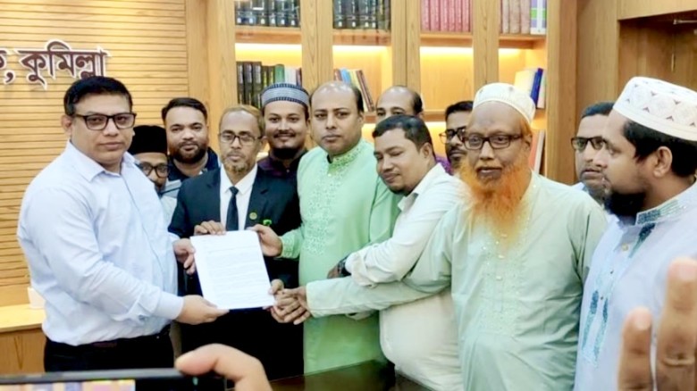 কুমিল্লা-ব্রাহ্মণবাড়িয়া আঞ্চলিক মহাসড়ক সংস্কারের দাবিতে স্মারকলিপি।...