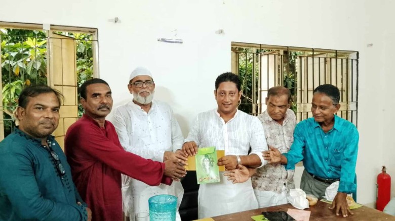 নরসিংদীর শিবপুরে ১৫ টি পূজা মন্ডপে ব্যক্তিগত অর্থে চেয়ারম্য