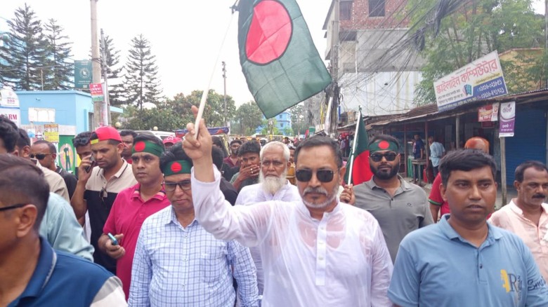 বিএনপির রাষ্ট্রকাঠামো মেরামতের ৩১ দফা প্রচারে নওগাঁয় লিফলেট 