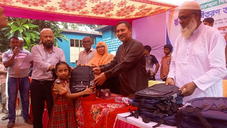 নওগাঁয় মেধাবী ও অস্বচ্ছল শিক্ষার্থীদের মাঝে স্কুল ব্যাগ বিতরণ...