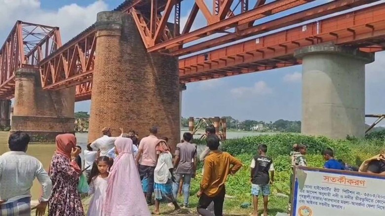 রসিংদীর ঘোড়াশাল রেলসেতুতে ট্রেনে কাটাপড়ে নারী নিহত।...