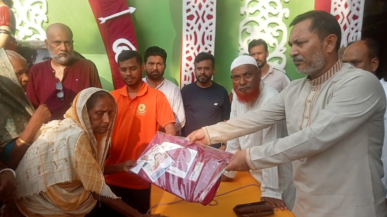 নওগাঁয় ৩০ টি মন্দিরে শারদীয় উপহার বিতরণ করেন -মাসুদ হাসান তু