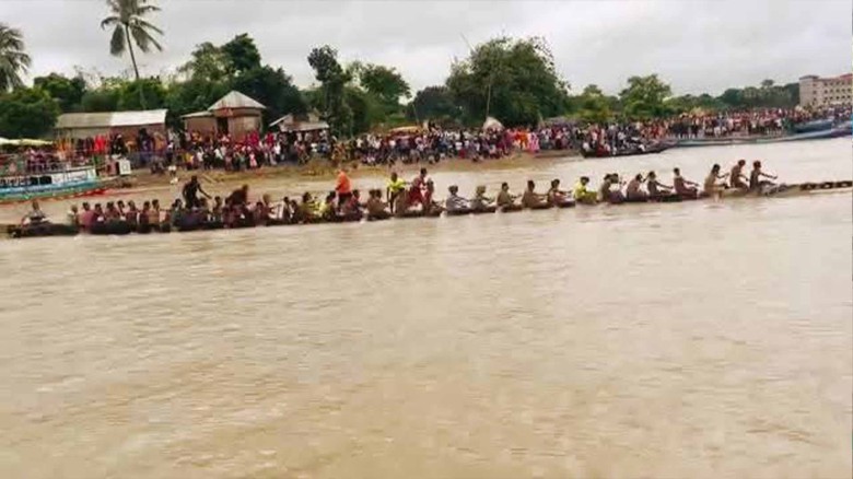 নড়াইলে দুর্গাপূজায় নৌকাবাইচ ও গ্রামীণ মেলা দেখতে হাজারো মানুষের ঢল।...