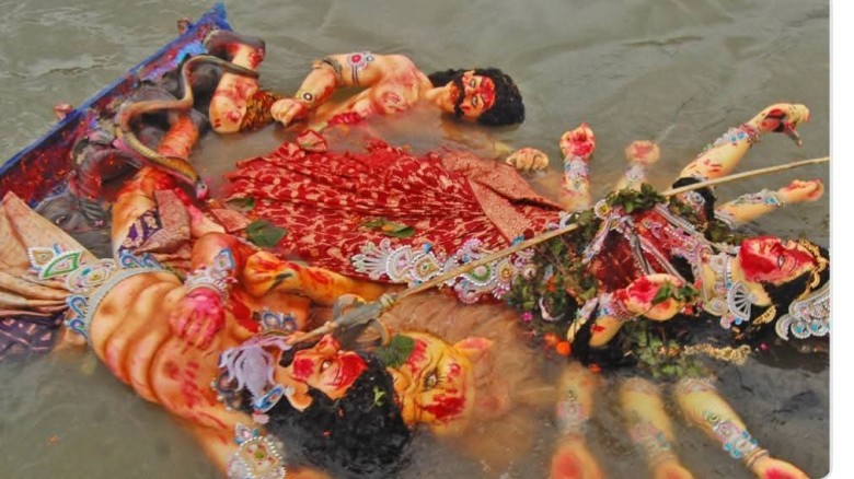 প্রতিমা বিসর্জনের মধ্য দিয়ে শেষ হলো শারদীয় দুর্গা-উৎসব।