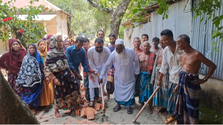 পূজায় রাস্তা উপহার দিলেন ইউএনও