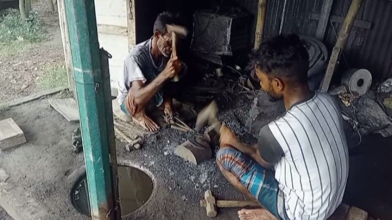 লোহার টুং টাং শব্দে মুখরিত বান্দনালের কামারপাড়া।...