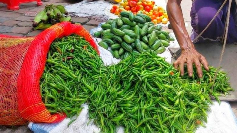 বৃষ্টি ও আমদানি বন্ধ থাকায় কাঁচা মরিচের কেজি ৪৫০ টাকা