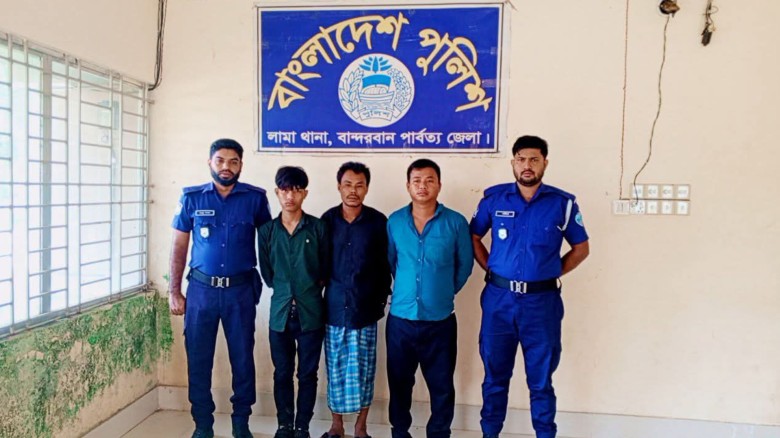 লামায় চাঁদাবাজি করতে গিয়ে তিন যুবক আটক