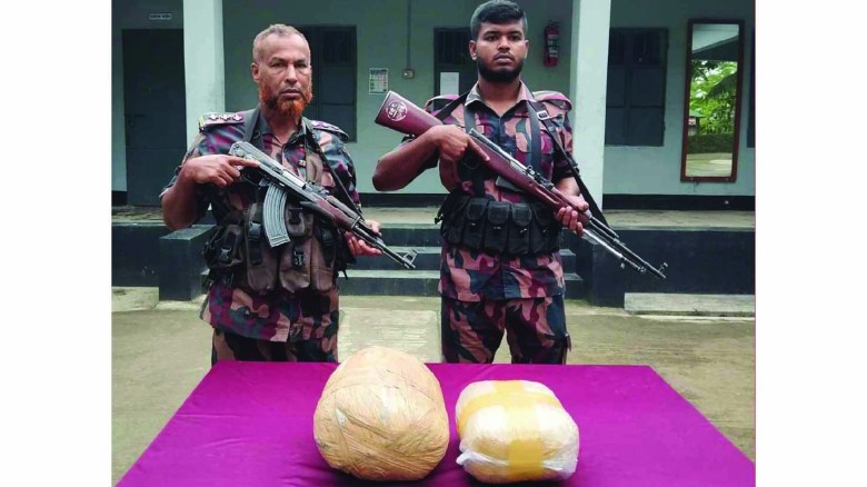 বেনাপোল সীমান্তে গাঁজাসহ ভারতীয় মালামাল জব্দ।